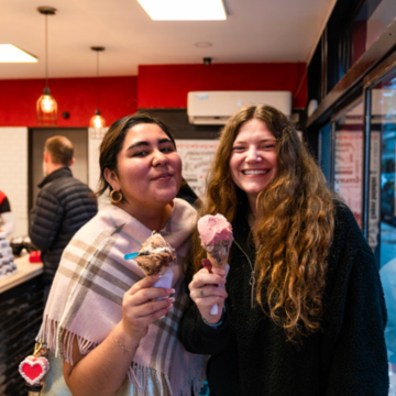 Students enjoying helado