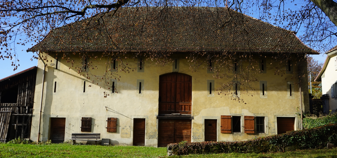 The barn houses the wood-burning furnace that heats the château, and its roof is equipped with solar panels that provide electricity for the buildings and the electric car-charging stations.