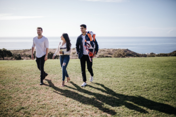 Students walk across Alumni Park