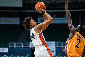 Pepperdine basketball player shooting the ball