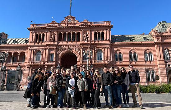 faculty posing in a group in front of Casa Rosada