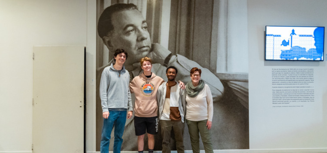 Students posing with famous Argentine author, Jorge Borges. 