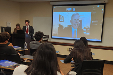 Bill Lee discussing sharing his insights with SGA students