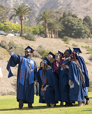 Graziadio graduates gather for a selfie in Alumni Park