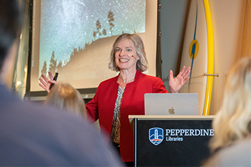 La astrofísica Deborah Haarsma conecta la ciencia con la fe cristiana en la conferencia Frank Pack de las bibliotecas de Pepperdine.