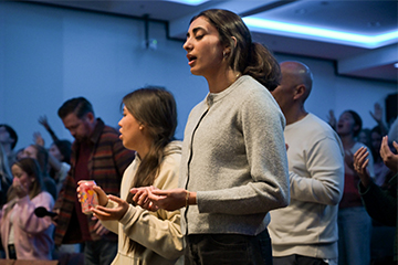 Seaver student worshipping