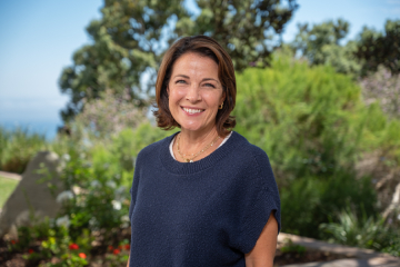 Holly Reed's headshot