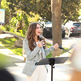 Student leading worship outside Stauffer chapel